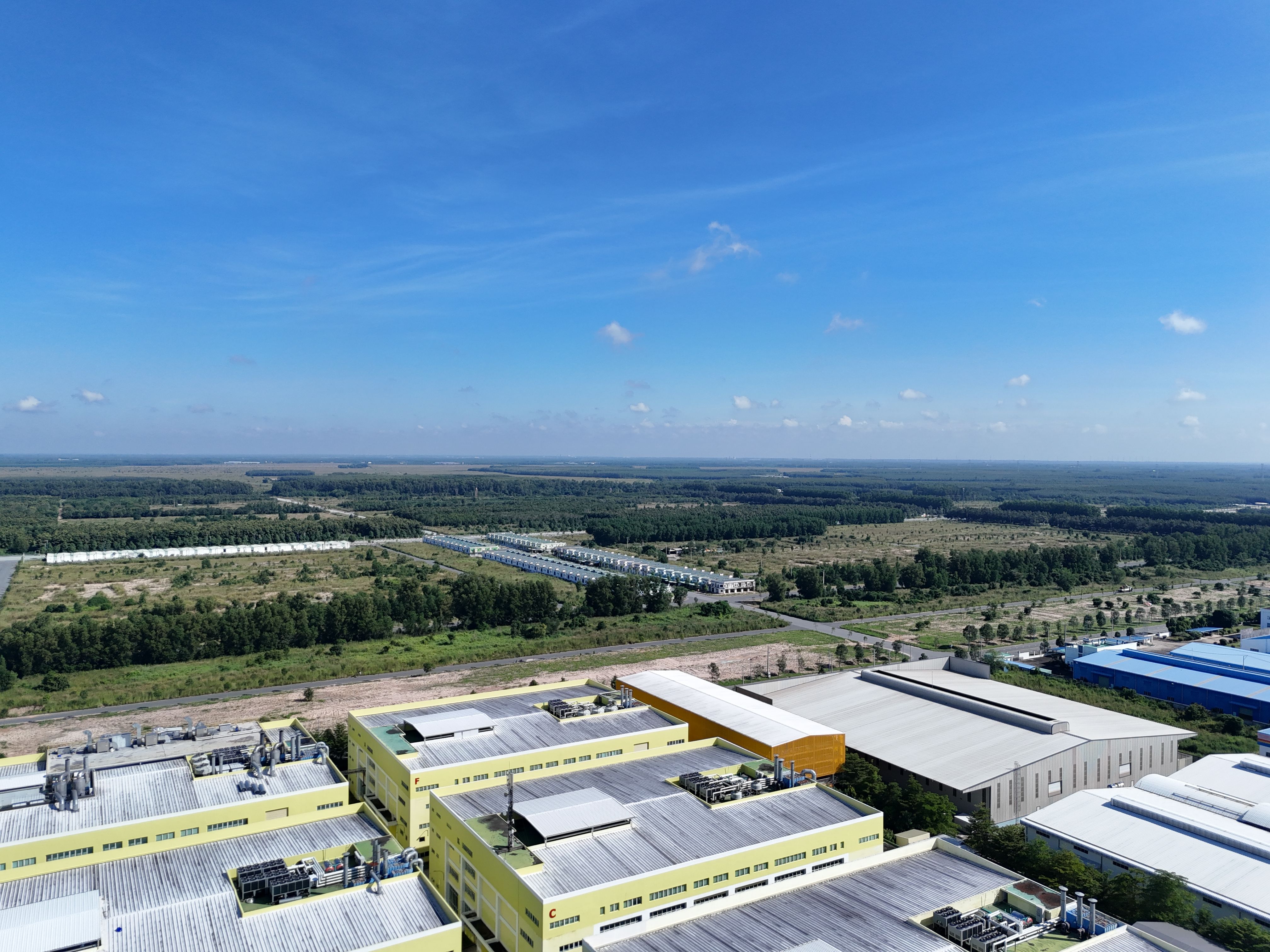 Vista aérea de un parque industrial rodeado de terrenos disponibles